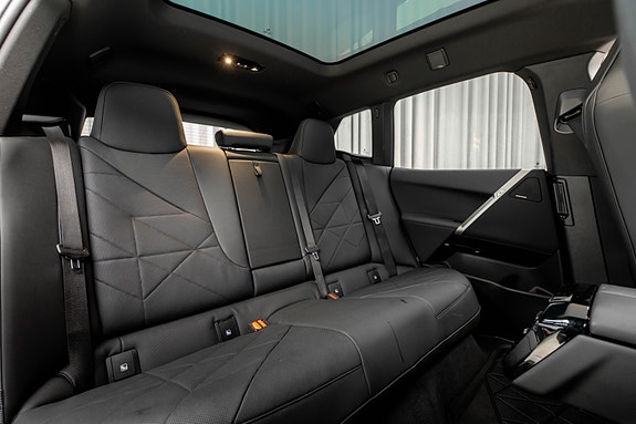 BMW iX 17 of 30