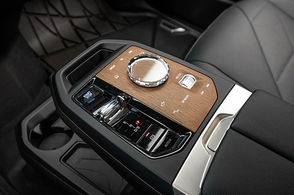 BMW iX 24 of 30