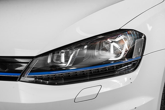Volkswagen e-Golf VII 2 of 23