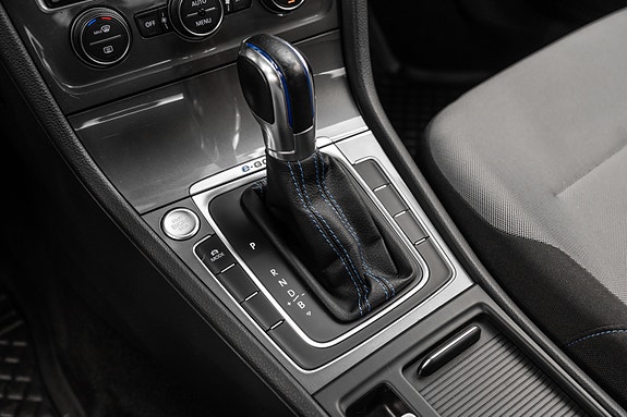Volkswagen e-Golf VII 10 of 23