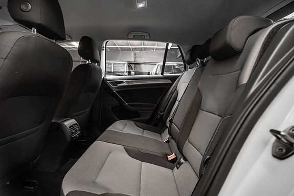Volkswagen e-Golf VII 11 of 23