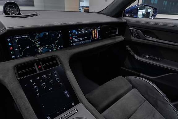 Porsche Taycan Sport Turismo 23 of 30