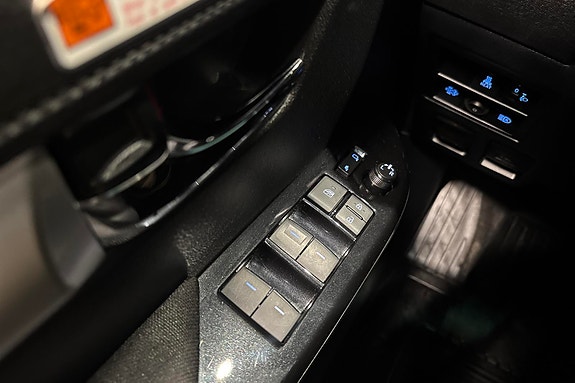 Toyota HiLux 17 of 24