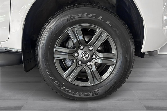 Toyota HiLux 24 of 24