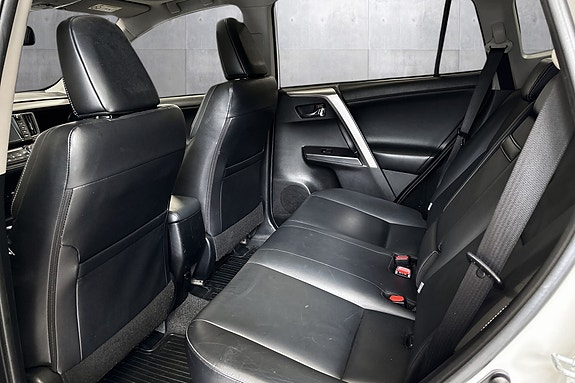 Toyota RAV4 16 of 28