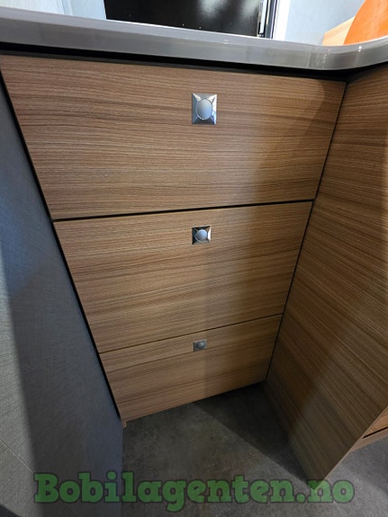 Dethleffs 9-trinns automat / Lav km / Solcelle / Queen bed / Stor garasje ++++ 27 of 30