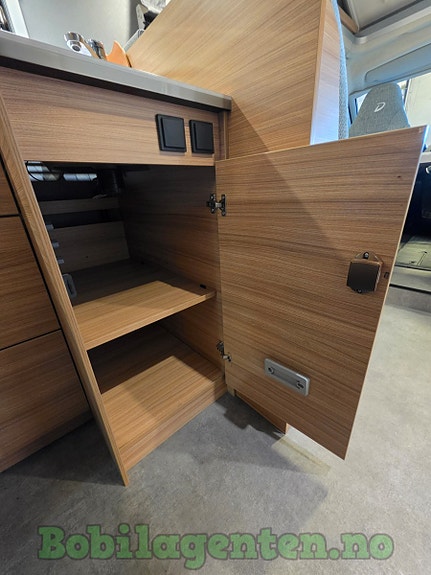 Dethleffs 9-trinns automat / Lav km / Solcelle / Queen bed / Stor garasje ++++ 26 of 30