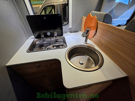 Dethleffs 9-trinns automat / Lav km / Solcelle / Queen bed / Stor garasje ++++ 25 of 30