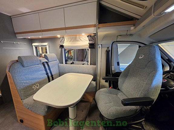 Dethleffs 9-trinns automat / Lav km / Solcelle / Queen bed / Stor garasje ++++ 18 of 30