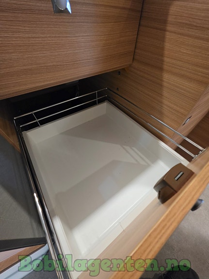 Dethleffs 9-trinns automat / Lav km / Solcelle / Queen bed / Stor garasje ++++ 29 of 30