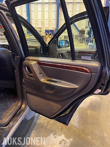 Jeep Grand Cherokee 22 of 30