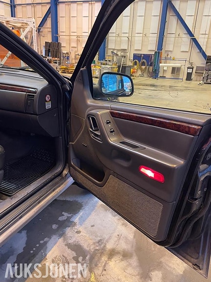 Jeep Grand Cherokee 16 of 30