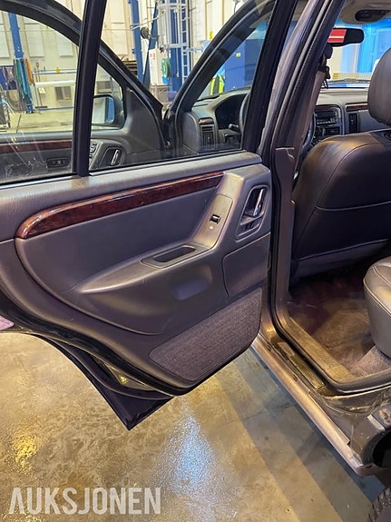 Jeep Grand Cherokee 21 of 30