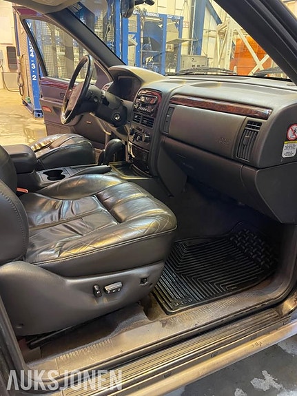 Jeep Grand Cherokee 15 of 30