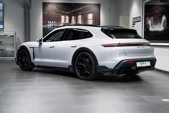 Porsche Taycan Cross Turismo 7 of 30