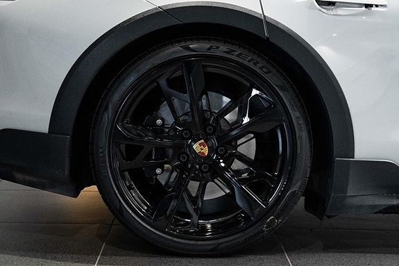 Porsche Taycan Cross Turismo 13 of 30
