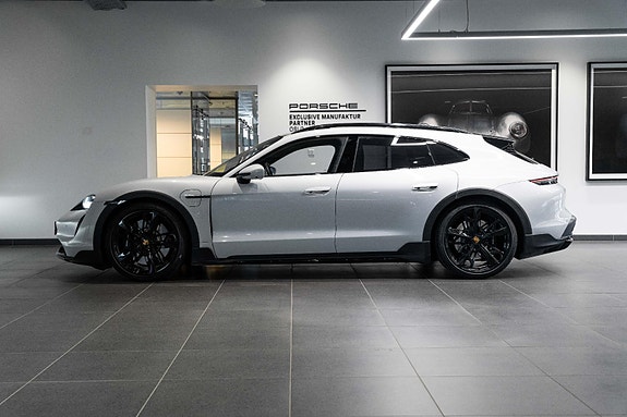 Porsche Taycan Cross Turismo 4 of 30