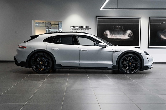 Porsche Taycan Cross Turismo 12 of 30