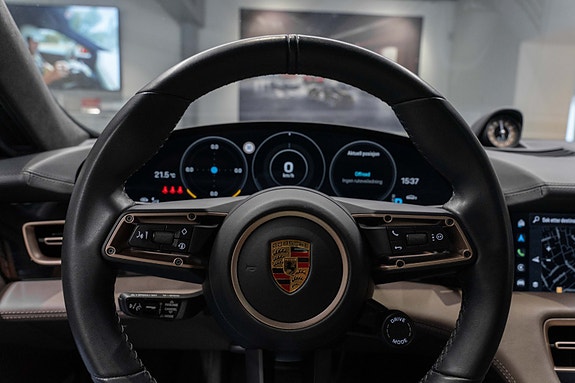 Porsche Taycan Cross Turismo 19 of 30