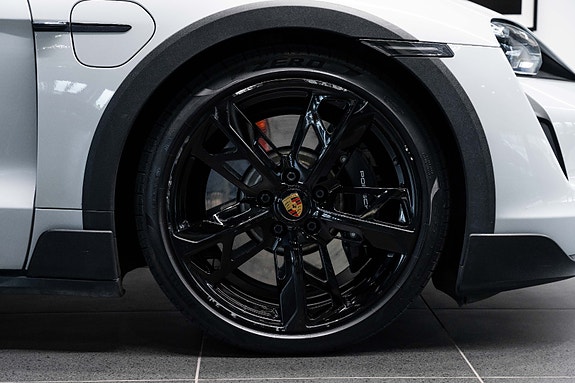 Porsche Taycan Cross Turismo 14 of 30
