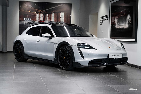 Porsche Taycan Cross Turismo 15 of 30