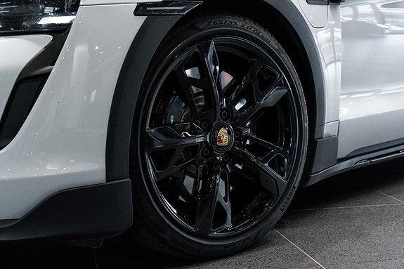 Porsche Taycan Cross Turismo 3 of 30