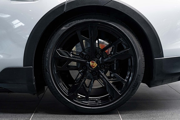 Porsche Taycan Cross Turismo 6 of 30