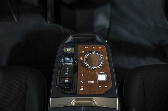 BMW iX 22 of 29