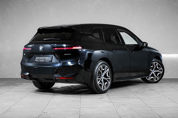 BMW iX 4 of 29