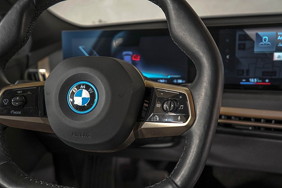 BMW iX 20 of 29