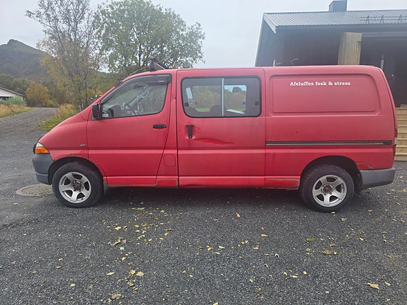 Toyota HiAce 8 of 16