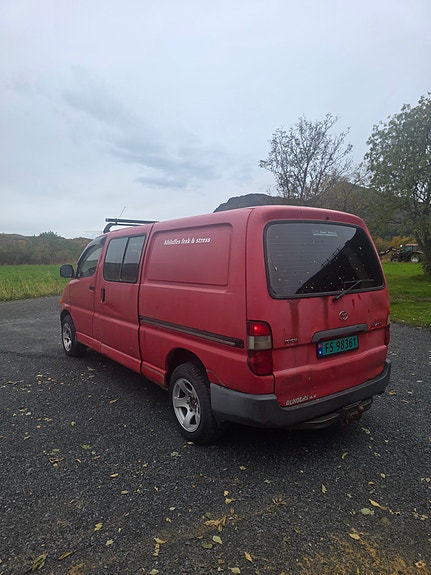 Toyota HiAce 7 of 16