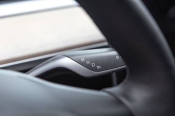 Tesla Model Y 12 of 28