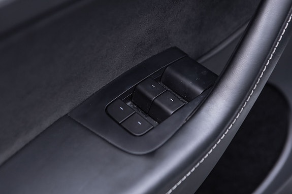 Tesla Model Y 18 of 28