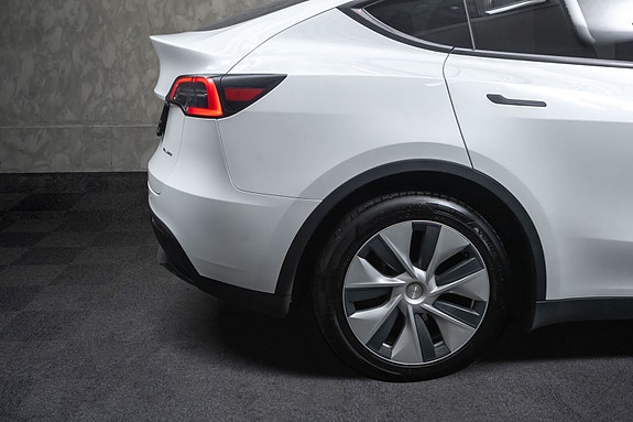 Tesla Model Y 10 of 28