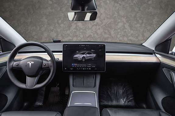 Tesla Model Y 22 of 28