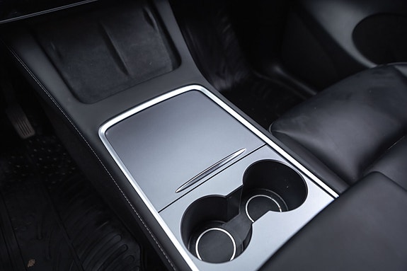 Tesla Model Y 17 of 28