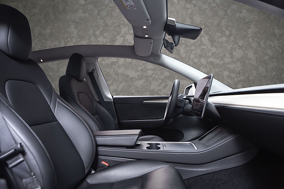 Tesla Model Y 25 of 28