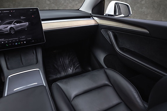 Tesla Model Y 24 of 28
