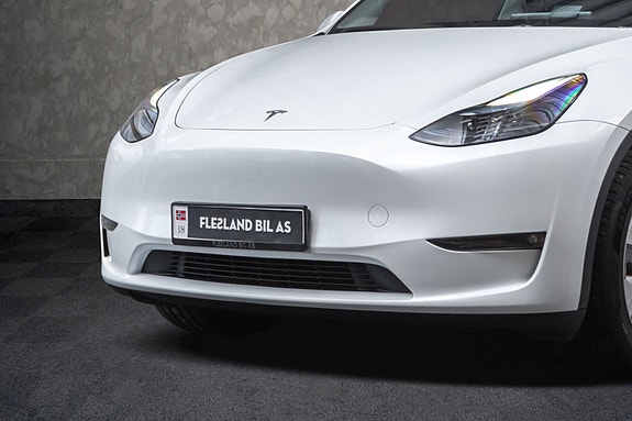 Tesla Model Y 4 of 28