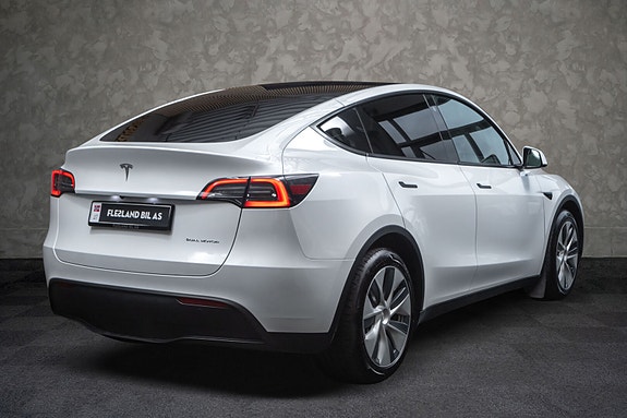 Tesla Model Y 8 of 28