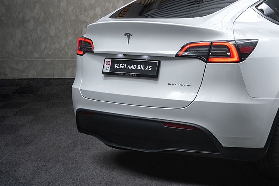 Tesla Model Y 9 of 28