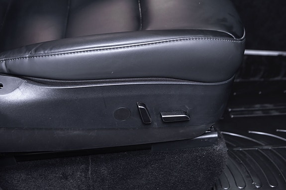 Tesla Model Y 26 of 28