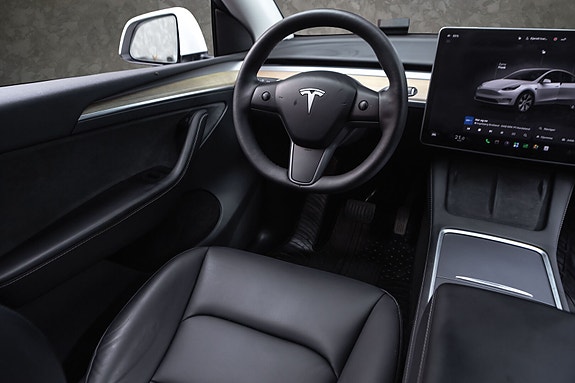Tesla Model Y 23 of 28