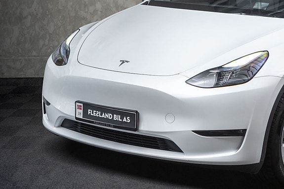 Tesla Model Y 3 of 28
