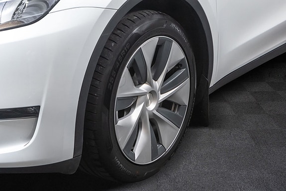 Tesla Model Y 5 of 28