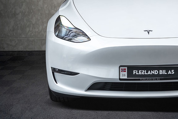 Tesla Model Y 7 of 28