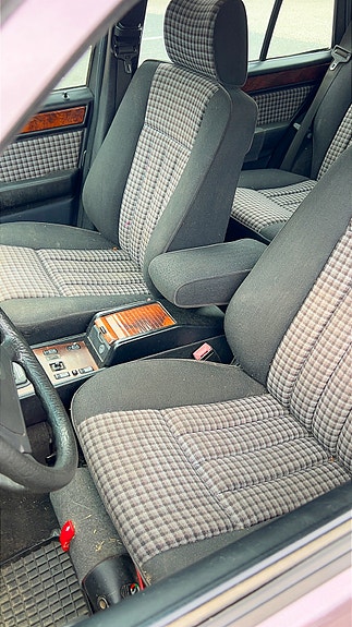 Mercedes-Benz E300 8 of 18
