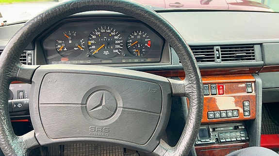Mercedes-Benz E300 6 of 18