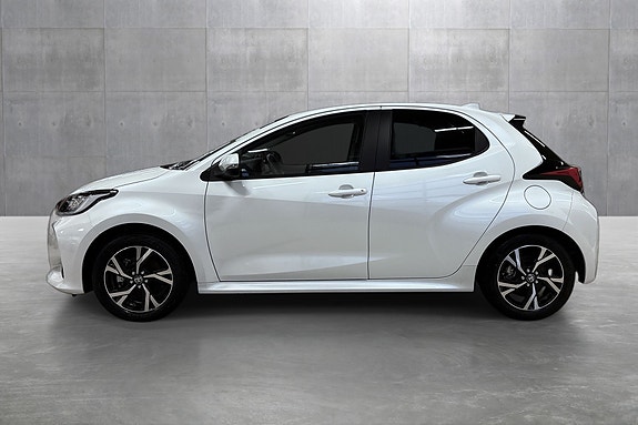 Toyota Yaris 2 of 27